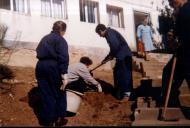 Trabalhando a terra durante uma acção de formação de jardinagem.