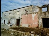 Casa ao lado das ruínas do Convento do Carmo, construído em Janas, que nunca chegou a ser habitado.