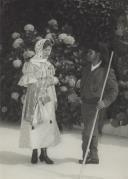 Casal vestido com traje saloio à entrada do parque da Liberdade em Sintra.