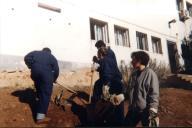 Trabalhando a terra durante uma acção de formação de jardinagem.