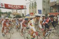 Partida na Portela de Sintra dos atletas na volta a Portugal em bicicleta.