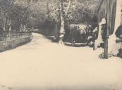 Antigo Convento da Trindade coberto de neve após nevão na serra de Sintra.