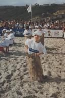 Jogo tradicional, corrida de sacos na Praia das Maçãs.