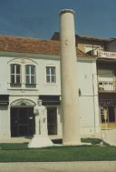 Monumento de homenagem aos canteiros em Pero Pinheiro.