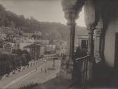 Pormenor da varanda da Ala Manuelina do Palácio Nacional de Sintra com vista parcial para a Vila de Sintra com o Hotel Vítor e o Esguicho Manuelino.