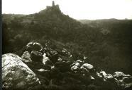 Vista parcial do Palácio da Pena com maciços graníticos da serra de Sintra em primeiro plano.