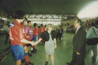 Edite Estrela, presidente da Câmara Municipal de Sintra, cumprimentando as equipas de hoquei em patins na final da taça de Portugal.