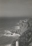 Falésias a norte do Cabo da Roca com os rochedos da <span class="hilite">Praia</span> da Ursa.