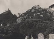 Vista parcial da serra de Sintra com o Castelo dos Mouros e o palácio Nacional da Pena.