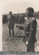 O comandante duma divisão de montanha Romena visita um batalhão que se distinguiu em combate durante a II Guerra Mundial.