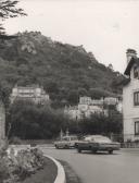 Vista parcial da Volta do Duche com o Palácio Valenças e o Castelo dos Mouros na Serra de Sintra.