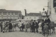 Grupo de saloios numa burricada em frente ao Palácio Nacional de Sintra.