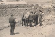 Comitiva de personalidades numa visita a escavações arqueológicas.