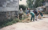 Populares procedendo à limpeza de espaço público numa localidade do concelho de Sintra.