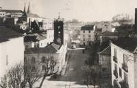 Praça da República na vila de Sintra com a Torre do Relógio e a linha do elétrico.