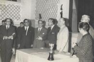 Visconde de Asseca e António Pereira Forjaz na entrega de troféus durante a IV prova inter-sócios de pesca de rio na Várzea de Colares.