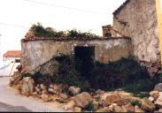 Ruínas de uma casa saloia na localidade de Azoia, Colares.