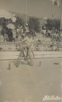 Gincana de bicicletas no ringue de patinagem da Praia das Maçãs.