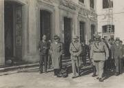 Presidente da República, General António Óscar de Fragoso Carmona, acompanhado pelo Governador Civil de Lisboa, Major João Luís de Moura, durante uma visita às ruínas do Palácio Nacional de Queluz após o incêndio do dia 4 de Outubro.