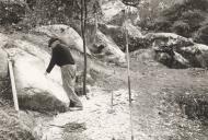 Construção da sepultura do escritor Ferreira de Castro na Serra de Sintra.