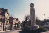 Monumento aos Combatentes da II Grande Guerra e ruínas da Casa Mantero no Jardim da Correnteza em Sintra.