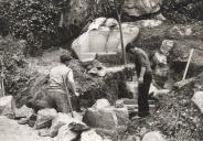 Construção da sepultura do escritor Ferreira de Castro na Serra de Sintra.