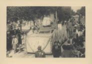 Carro alegórico durante um cortejo de oferendas na Rua Dr. Alfredo Costa, em Sintra.