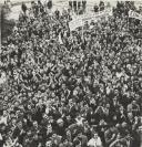 Comemoração do 1.º de maio de 1974 na rua José Bento Costa, Portela de Sintra.