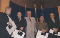 Condecoração com a medalha do Concelho de várias personalidades.