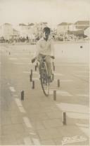 Gincana de bicicletas no ringue de patinagem da Praia das Maçãs.