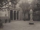 Pátio Central com o Esguicho Manuelino ao centro e ao fundo a Gruta dos Banhos do Palácio Nacional de Sintra.