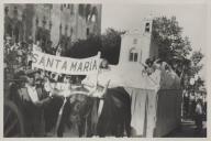 Carro de bois representando a freguesia de Santa Maria durante um cortejo de oferendas em frente ao Palácio Nacional de Sintra.