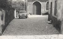 Pavimentação, em calçada portuguesa, do acesso à escola primária, na Rua Sotto Mayor, Sintra.