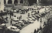 Automóveis do Rally das Camélias estacionados no Largo Rainha Dona Amélia em Sintra.