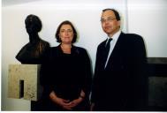 Personalidades ao lado do busto da Marquesa de Cadaval no Hall do Centro Cultural Olga Cadaval, aquando a sua inauguração. 