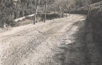 Estrada Municipal de A-da-Beja a Águas Livres, em Belas, antes das obras de pavimentação com betão asfáltico.