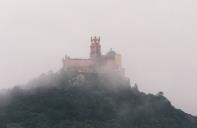 Vista parcial do Palácio da Pena num dia de nevoeiro.