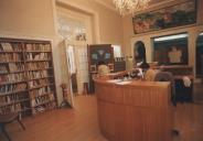 Sala de referência da Biblioteca Municipal de Sintra no rés-do-chão do Palácio Valenças.