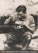 Uma refeição nas primeiras linhas durante a II Guerra Mundial.