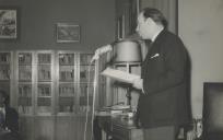 Francisco Costa durante uma sessão de poesia dirigida por Carlos Wallenstein na sala das Conferências do Palácio Valenças.