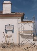 Obras de reparação na fachada da escola primária das Azenhas do Mar.