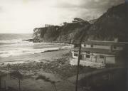 Vista parcial da praia do Magoito com o forte de Santa Maria e o antigo restaurante no areal, junto à foz da Ribeira da Mata.