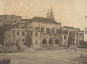 Fachada sul do Palácio Nacional de Sintra com o Esguicho manuelino no terreiro da Rainha.