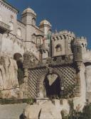 Porta férrea e fachada principal do Palácio Nacional da Pena.