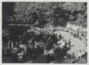 Desfile na Volta do Duche durante as festas de Nossa Senhora do Cabo Espichel, na freguesia de São Martinho.