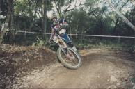 Ciclista durante uma prova de BTT na serra de Sintra.