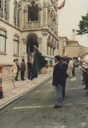 Atuação de uma banda durante as comemorações do 25 de Abril no largo Virgílio Horta em frente aos paços do concelho de Sintra.