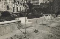 Largo do Mercado Municipal de Queluz depois da construção dos bancos e calçada nos passeios  junto ao rio Jamor e ao aqueduto das águas livre em Queluz.