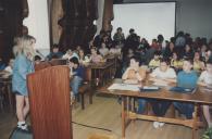 Sessão de Assembleia Infantil na sala da Nau do Palácio Valenças.