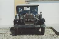 Exposição de carros clássicos do Rally de Inglaterra no largo Rainha Dona Amélia em frente ao Palácio Nacional de Sintra.